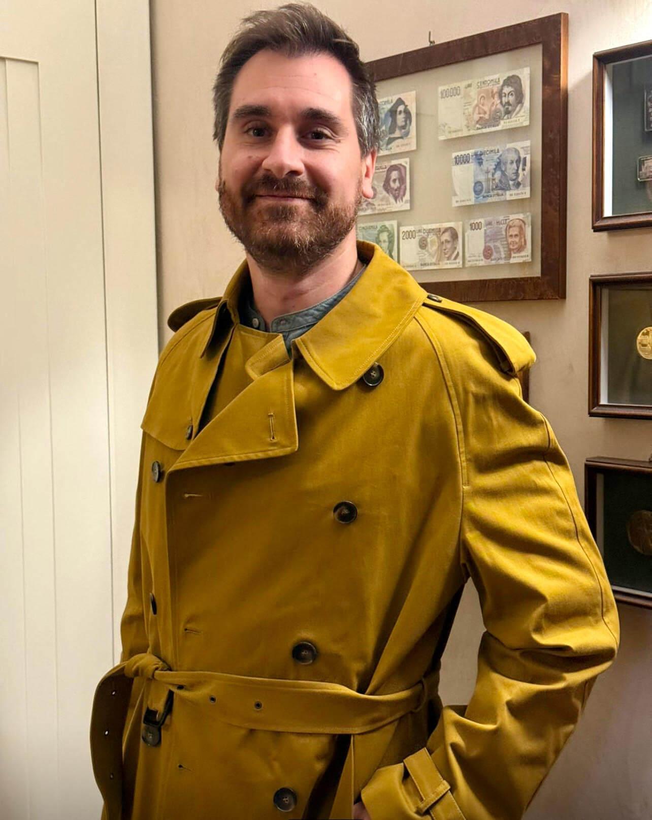 MODA. ER. UN TOCCO DI STILE DA RESIA: IL TRENCH ALLA TENENTE COLOMBO PER ROBERTO MAFFEI